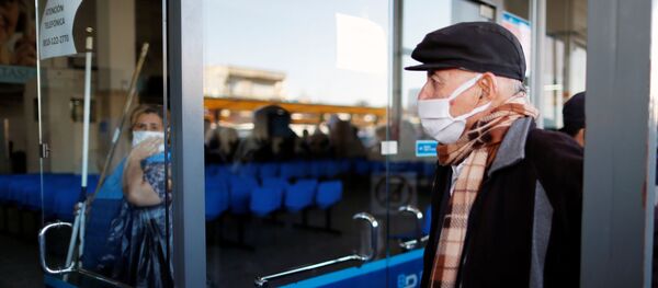 Un hombre haciendo cola en un banco en Buenos Aires, Argentina - Sputnik Mundo