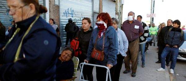 Personas haciendo cola en un banco en Buenos Aires, Argentina - Sputnik Mundo