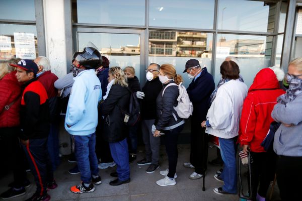 Filas en los bancos de Argentina con personas de riesgo en plena cuarentena obligatoria - Sputnik Mundo