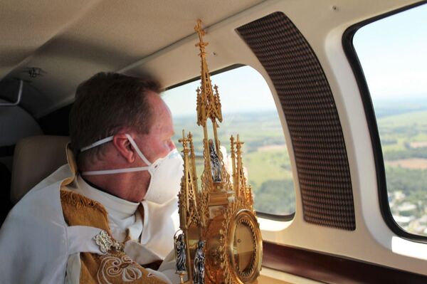 Agua bendita desde una avioneta: la idea de un cura brasileño contra el coronavirus Agua bendita desde una avioneta: la idea de un cura brasileño contra el coronavirus - Sputnik Mundo