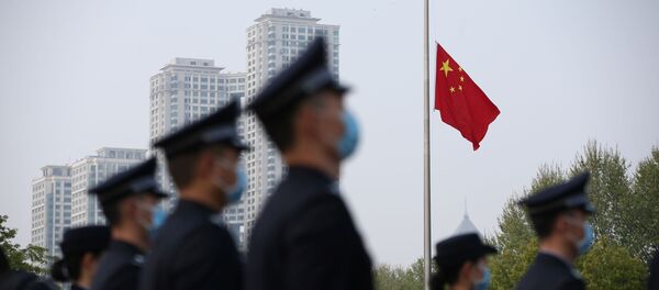 Arrian las banderas en China para rendir homenaje a las víctimas del coronavirus - Sputnik Mundo