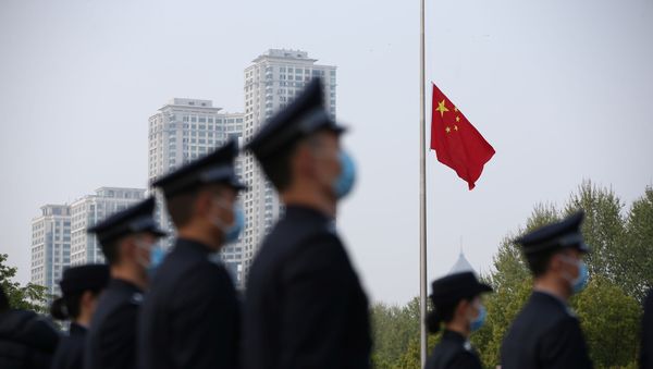 Arrian las banderas en China para rendir homenaje a las víctimas del coronavirus Arrian las banderas en China para rendir homenaje a las víctimas del coronavirus - Sputnik Mundo