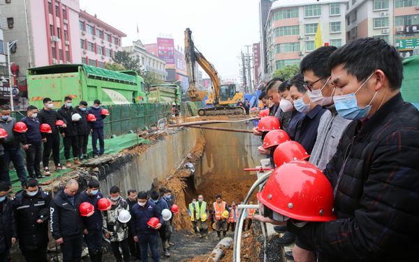 Constructores rinden homenaje a las víctimas del coronavirus en China Constructores rinden homenaje a las víctimas del coronavirus en China - Sputnik Mundo