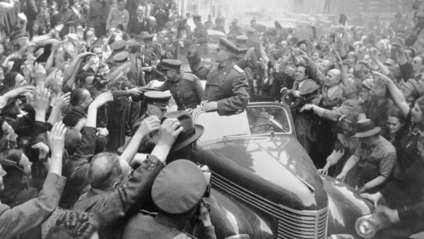 El mariscal soviético Iván Kónev es recibido por los ciudadanos checos en Praga (1945)