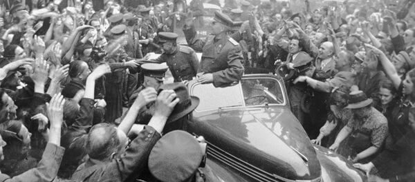 El mariscal soviético Iván Kónev es recibido por los ciudadanos checos en Praga (1945) - Sputnik Mundo