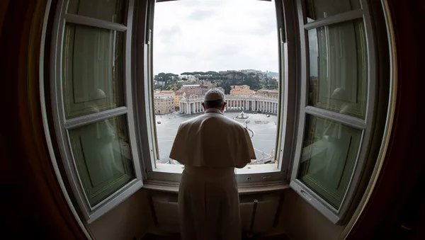 El Papa Francisco celebra una misa desde la ventana de la Basílica de San Pedro (archivo) - Sputnik Mundo
