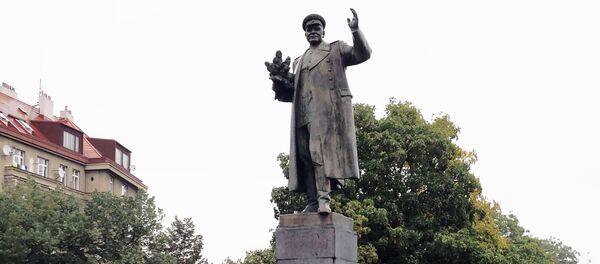 Monumento al mariscal Kónev en Praga, antes de su retirada - Sputnik Mundo