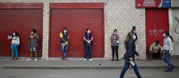 Colombianos utilizan mascarillas para protegerse del coronavirus, mientras esperan en una fila para comprar alimentos en Soacha, Colombia - Sputnik Mundo