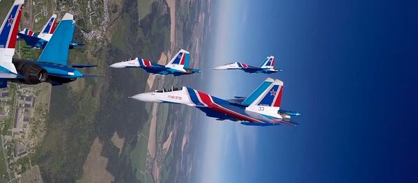 Los Caballeros Rusos del aire dibujan en el cielo con sus cazas - Sputnik Mundo