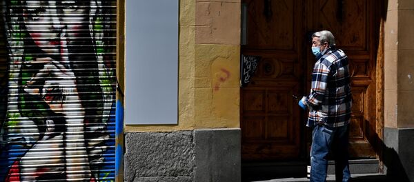 Un vecino de Madrid durante el estado de alarma Un vecino de Madrid durante el estado de alarma - Sputnik Mundo