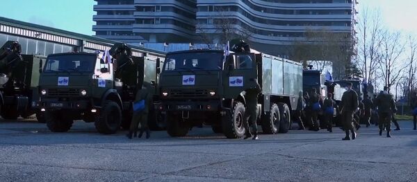 Los militares rusos se ponen manos a la obra en la lucha contra COVID-19 en Serbia - Sputnik Mundo