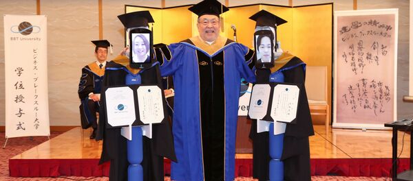 El presidente de BBT posa con Ipads unidos a robots reemplazando a los alumnos en su graduación El presidente de BBT posa con Ipads unidos a robots reemplazando a los alumnos en su graduación - Sputnik Mundo