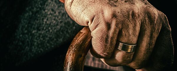 La mano de un anciano  - Sputnik Mundo