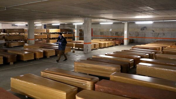 Ataúdes en un aparcamiento en Barcelona - Sputnik Mundo