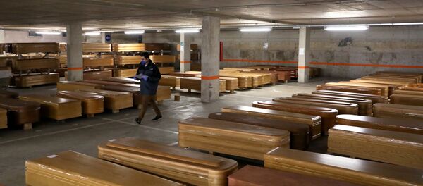 Ataúdes en un aparcamiento en Barcelona - Sputnik Mundo