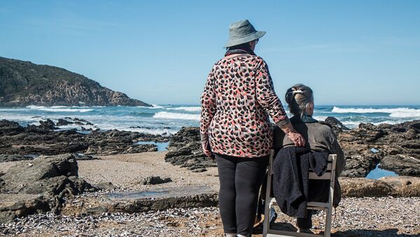Anciana y cuidadora - Sputnik Mundo