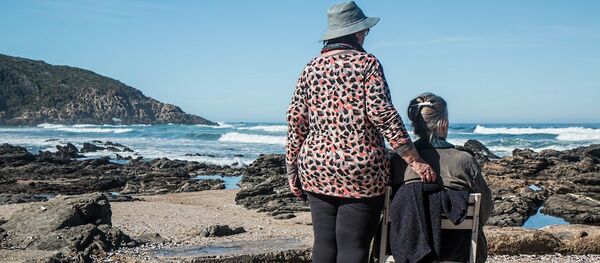 Anciana y cuidadora - Sputnik Mundo