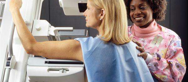 Una médica acompaña una mujer durante una mamografía Una médica acompaña una mujer durante una mamografía - Sputnik Mundo