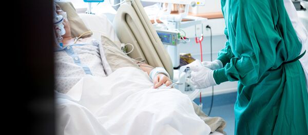 Un médico con un enfermo de COVID-19 Un médico con un enfermo de COVID-19 - Sputnik Mundo