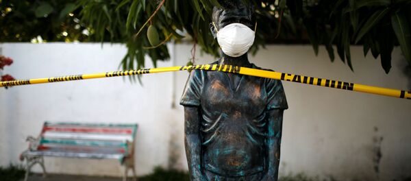 Una estatua en El Salvador con mascarilla Una estatua en El Salvador con mascarilla - Sputnik Mundo