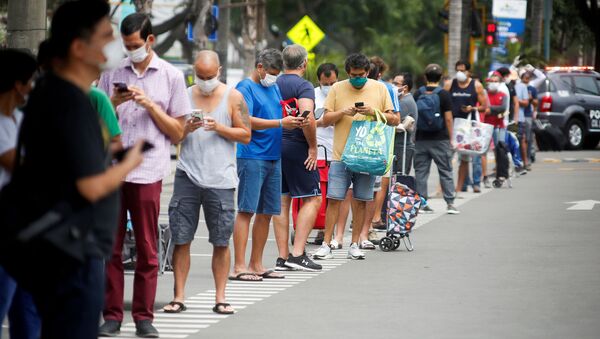 Hombres haciendo una fila al supermercado en Perú - Sputnik Mundo