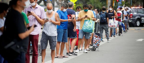 Hombres haciendo una fila al supermercado en Perú - Sputnik Mundo