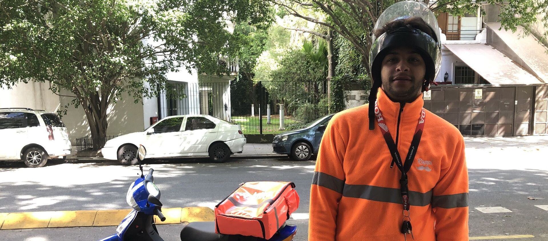 Gerson, repartidor de la aplicación Rappi, trabaja horas expuesto, sin barbijo ni guantes - Sputnik Mundo, 1920, 06.04.2020