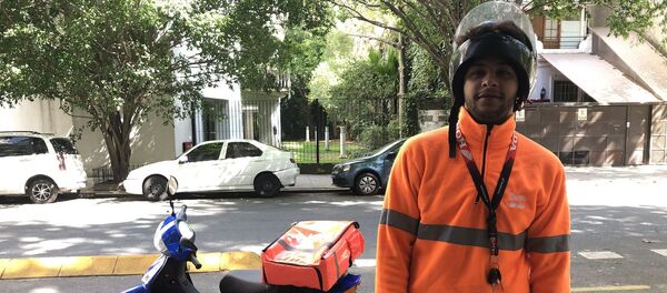 Gerson, repartidor de la aplicación Rappi, trabaja horas expuesto, sin barbijo ni guantes - Sputnik Mundo