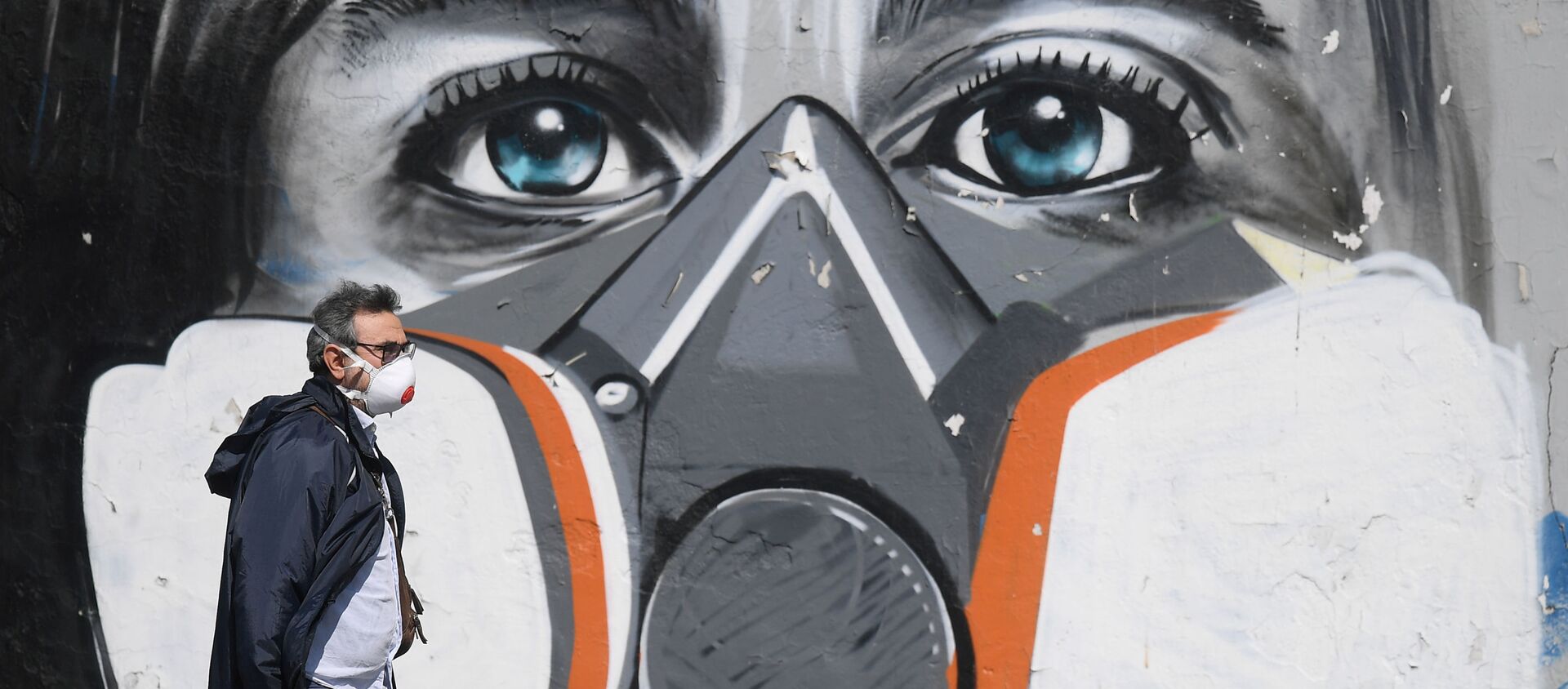 Un hombre en mascarilla - Sputnik Mundo, 1920, 04.05.2020