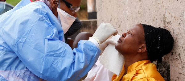 Médicos hacen un teste de coronavirus en Sudáfrica Médicos hacen un teste de coronavirus en Sudáfrica - Sputnik Mundo