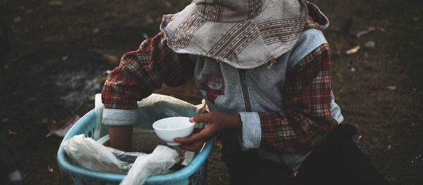 Una mujer con cesta - Sputnik Mundo