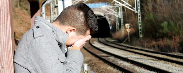 Un hombre joven triste. Imagen referencial - Sputnik Mundo