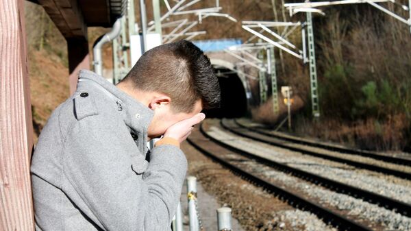 Un hombre joven triste. Imagen referencial - Sputnik Mundo