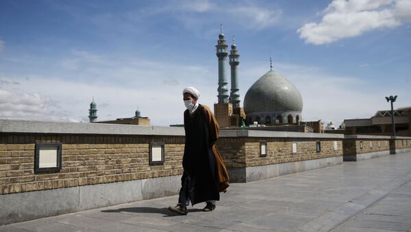 Un hombre con mascarilla en Irán - Sputnik Mundo