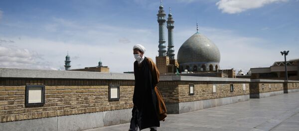 Un hombre con mascarilla en Irán - Sputnik Mundo