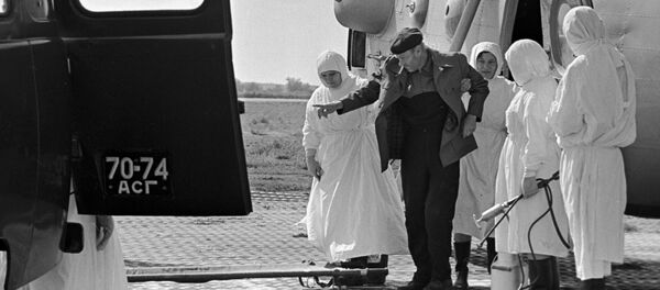 Profesionales de la salud trasladan a un paciente con cólera a un hospital de enfermedades infecciosas en Astraján (1970) - Sputnik Mundo