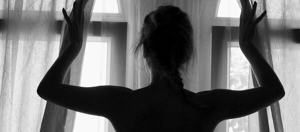 Una mujer corriendo las cortinas de una ventana - Sputnik Mundo