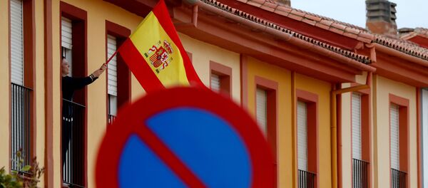 La bandera de España en un balcón - Sputnik Mundo