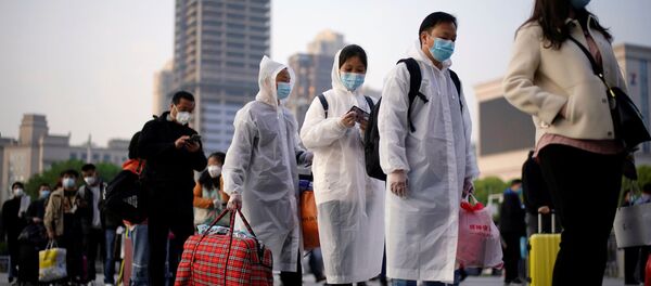 Pasajeros en la estación de tren de Wuhan - Sputnik Mundo