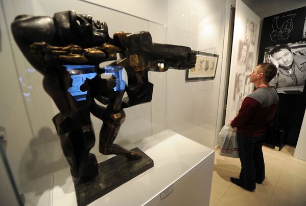 Ernst Neizvestni: un artista de luto y un hombre de libertad
Ernst Neizvestni: un artista de luto y un hombre de libertad
- Sputnik Mundo