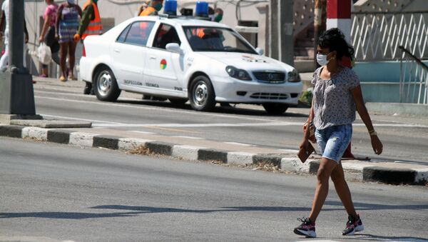 Una mujer en mascarilla en Cuba - Sputnik Mundo