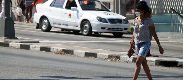Una mujer en mascarilla en Cuba - Sputnik Mundo