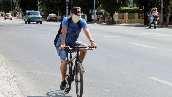 Un ciclista en mascarilla - Sputnik Mundo