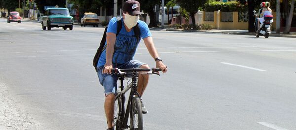 Un ciclista en mascarilla - Sputnik Mundo