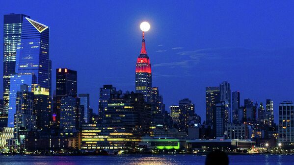 Así fue la 'superluna rosa' en distintos rincones del mundo

 - Sputnik Mundo