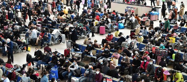 Estación ferroviaria en la ciudad china de Wuhan tras el brote del coronavirus - Sputnik Mundo