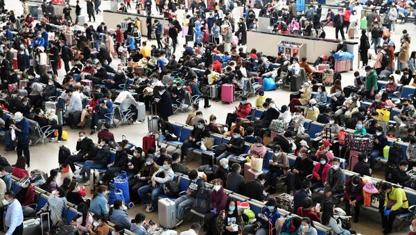 Estación ferroviaria en la ciudad china de Wuhan tras el brote del coronavirus - Sputnik Mundo