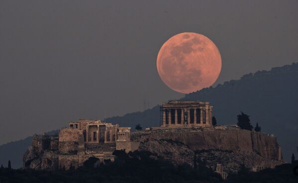 Así fue la 'superluna rosa' en distintos rincones del mundo

 - Sputnik Mundo