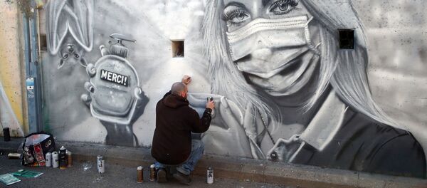 Artista callejero rinde homenaje a los trabajadores del coronavirus - Sputnik Mundo