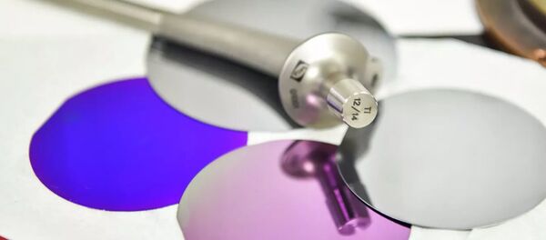 Un implante de titanio junto con muestras de recubrimientos antigérmenes - Sputnik Mundo